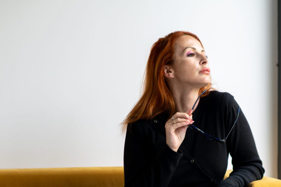 Joanna Wcisło, mgr kosmetologii, podczas sesji wizerunkowej w salonie